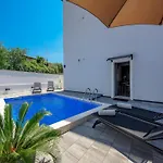 Apartment In With Heated Pool Kukci