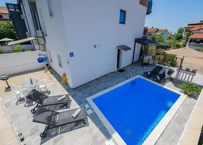 In With Heated Pool Kukci