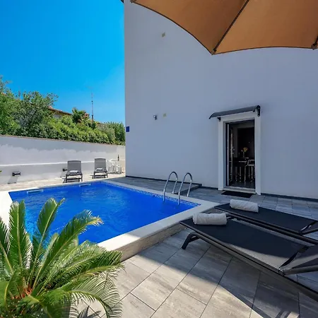 Apartman Vedran With Heated Pool, Near Porec Kukci