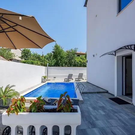 Vedran With Heated Pool, Near Porec Kukci