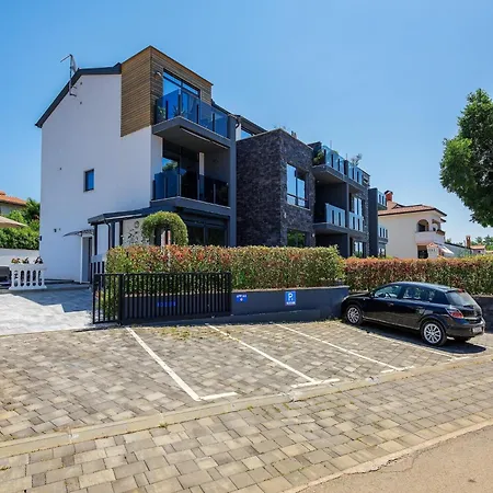 Vedran With Heated Pool, Near Porec *
