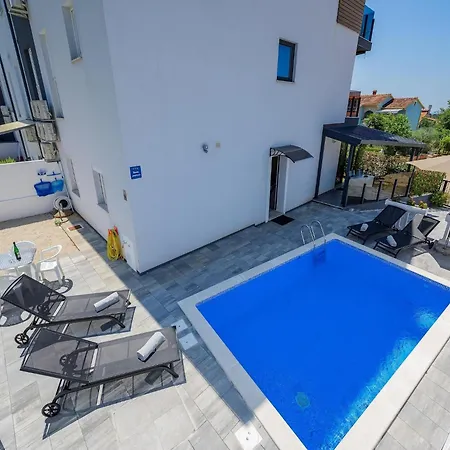 In With Heated Pool Kukci