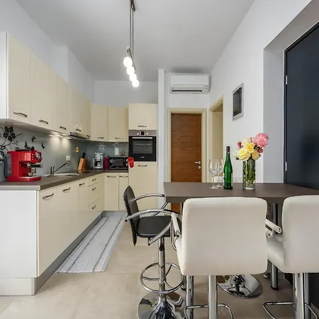 In With Heated Pool Kukci