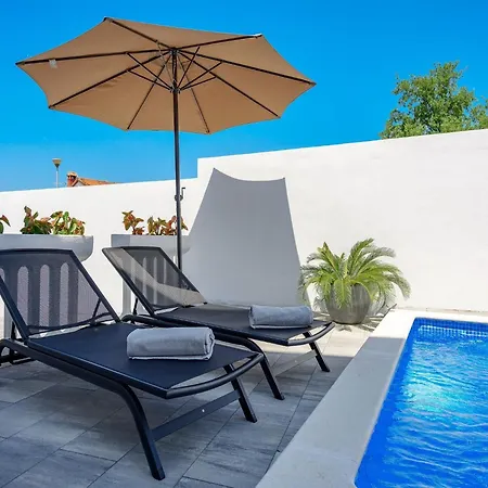 Vedran With Heated Pool, Near Porec