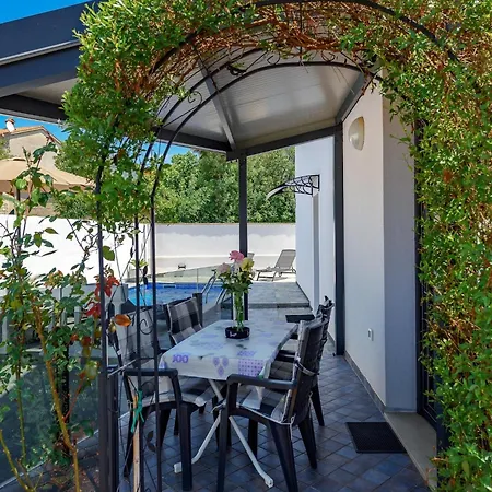 Vedran With Heated Pool, Near Porec Apartman *